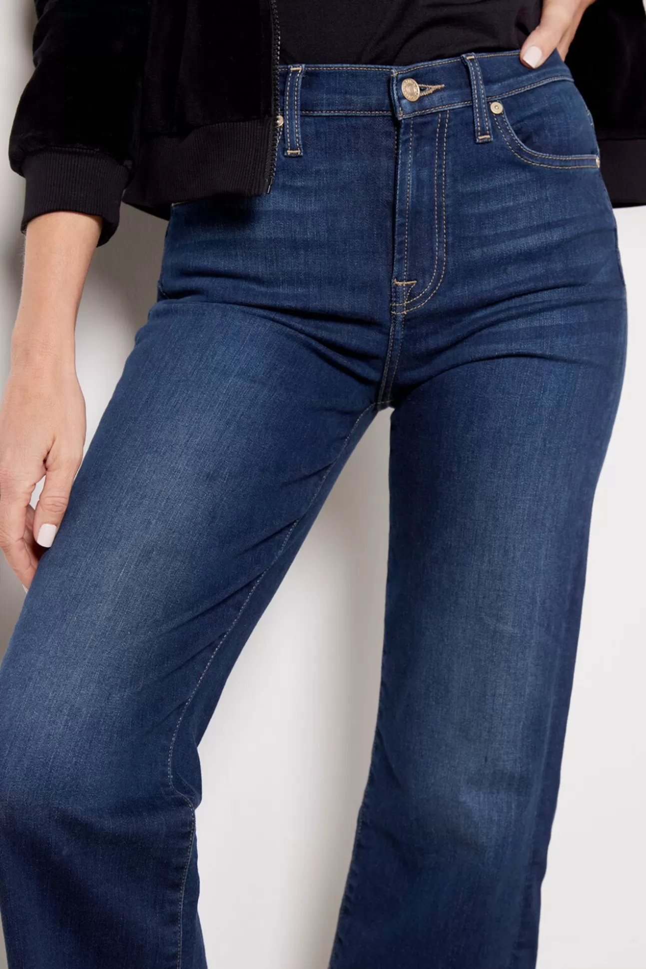 Cropped Alexa^7 FOR ALL MANKIND New